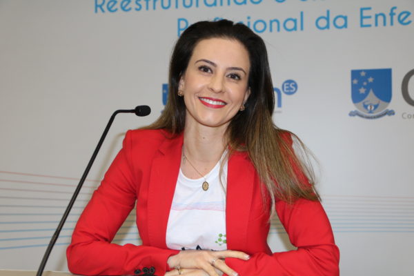 Michely Filete (CTFIS) apresentou a proposta de rito, debatida por gestores, fiscais e advogados