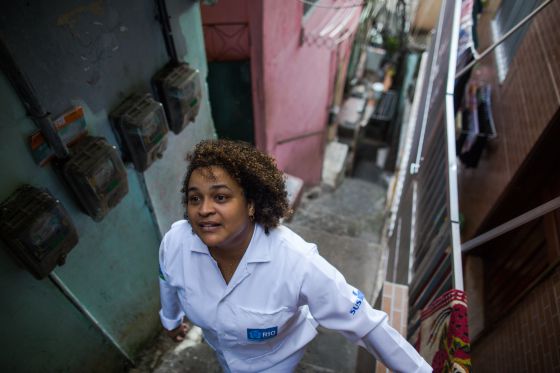 A enfermeira Gehovania Rosa Neves, em direção a casa de um paciente (Victor Moriyama) 