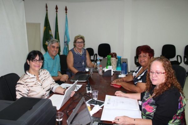 Integrantes da Comissão da Saúde da Mulher do Cofen em reunião no Coren-CE