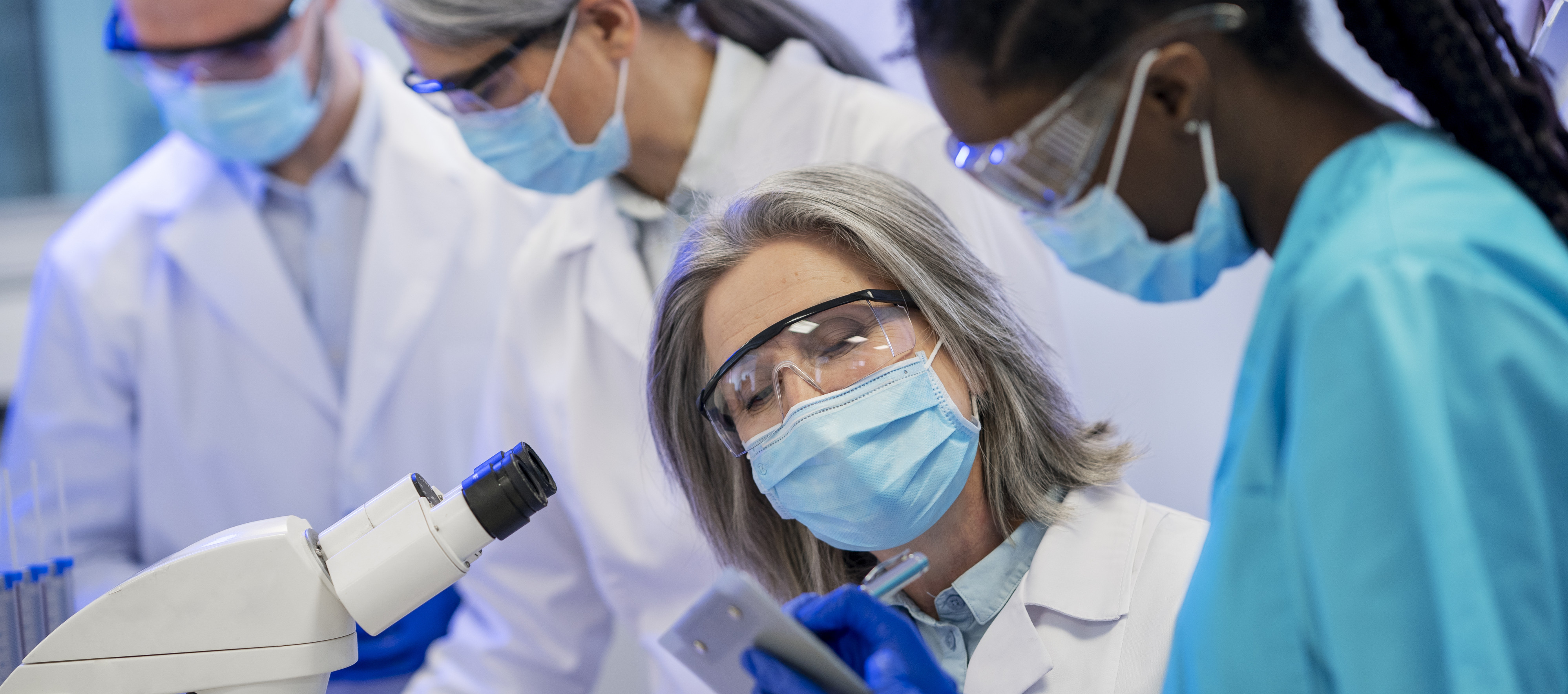 Médico realizando pesquisas médicas em laboratório