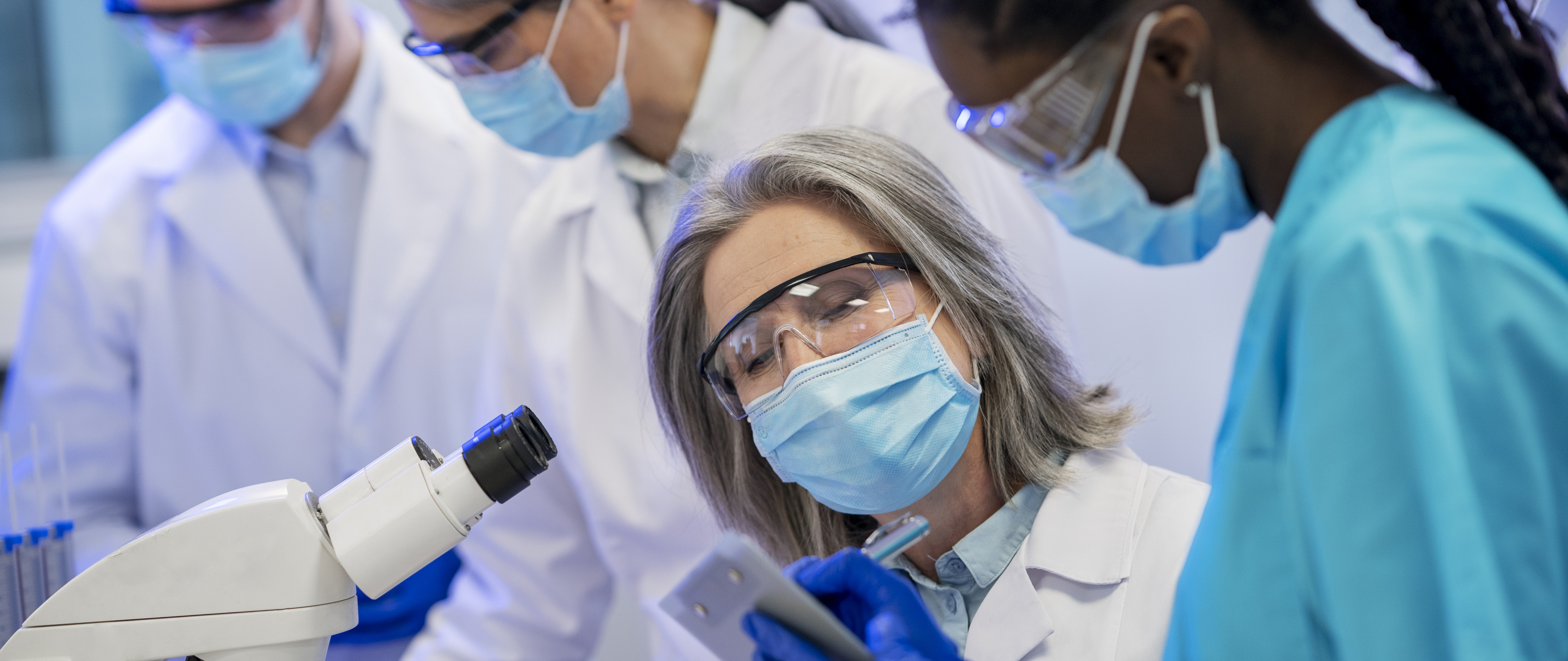 Médico realizando pesquisas médicas em laboratório