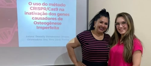 Professora Drª Vera Lucia Freitag e a acadêmica do 8º semestre de Enfermagem Danielly Steinbrenner Droppa