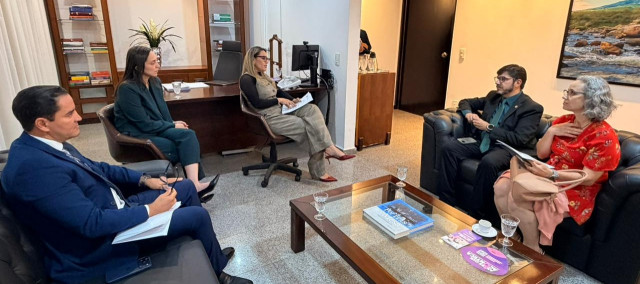 pessoas sentadas em uma salada em uma reunião