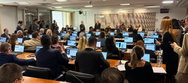 Várias pessoas no Plenário do Senado acompanhando uma votação de um projeto