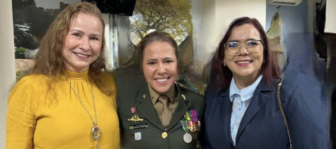 Três mulheres posando para foto