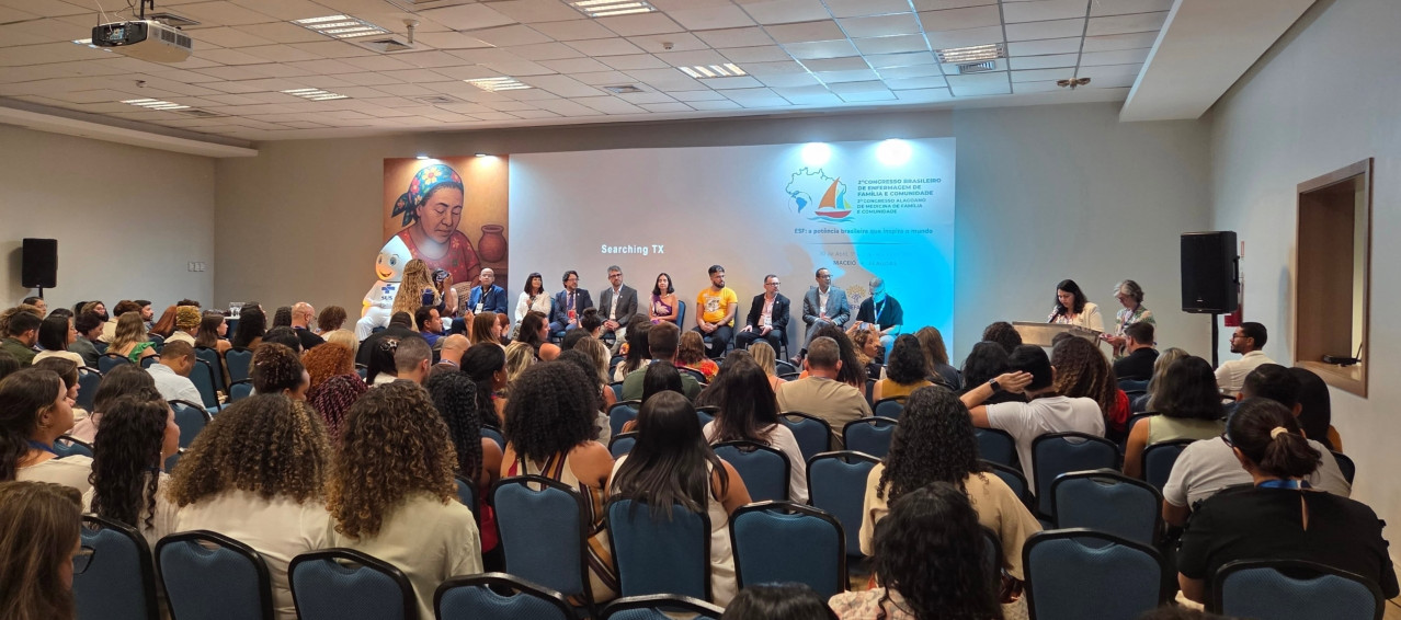 Pessoas em um palco com plateia em um congresso