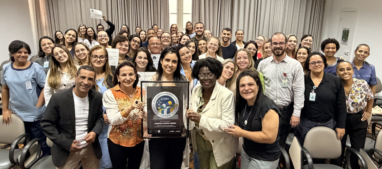 Um grupo de pessoas em uma sala pousando para foto