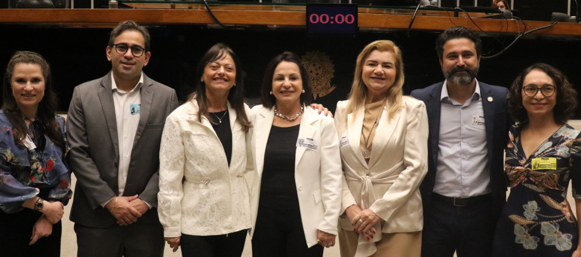 Pessoas em pé lado a lado