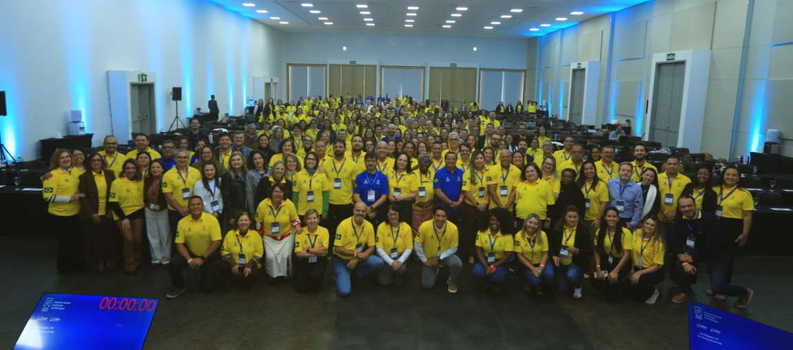 um grupo de pessoas posando para foto
