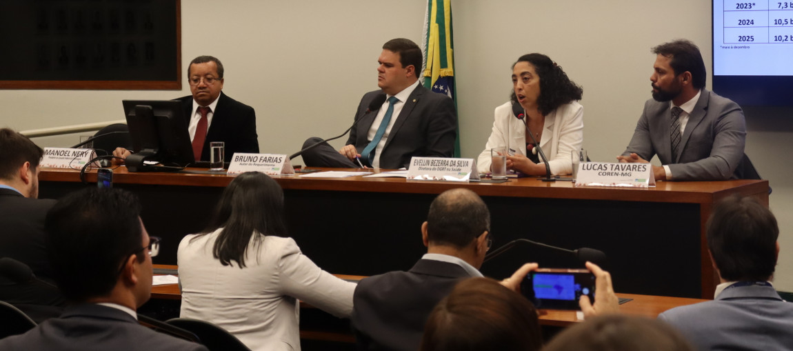 Pessoas sentadas em um plenário