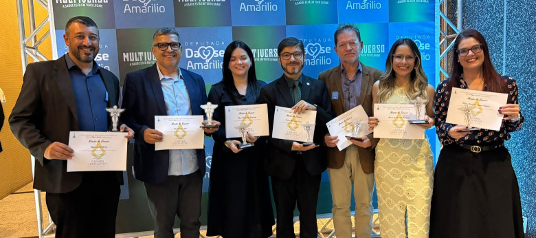Homens e mulheres segurando certificados e posando para foto