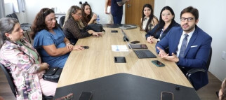 Pessoas sentadas em uma mesa de reunião