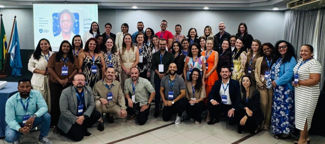 Pessoas em pé posando para uma foto