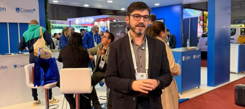 Pessoa em pé em frente a um stand