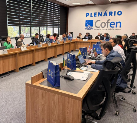 Pessoas sentadas em um plenário