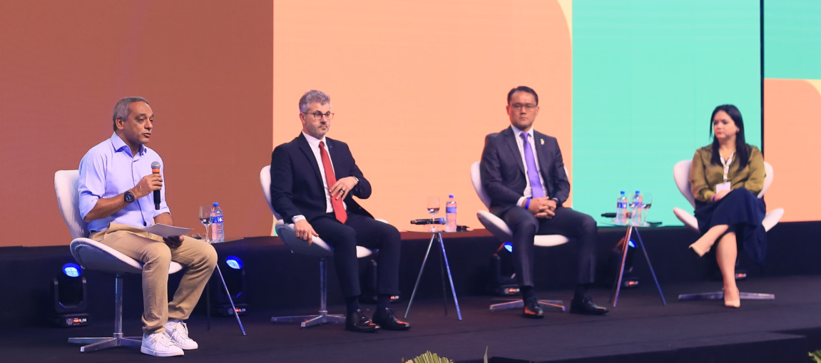 Pessoas em cima de um palco apresentando palestra no 16º Senafis