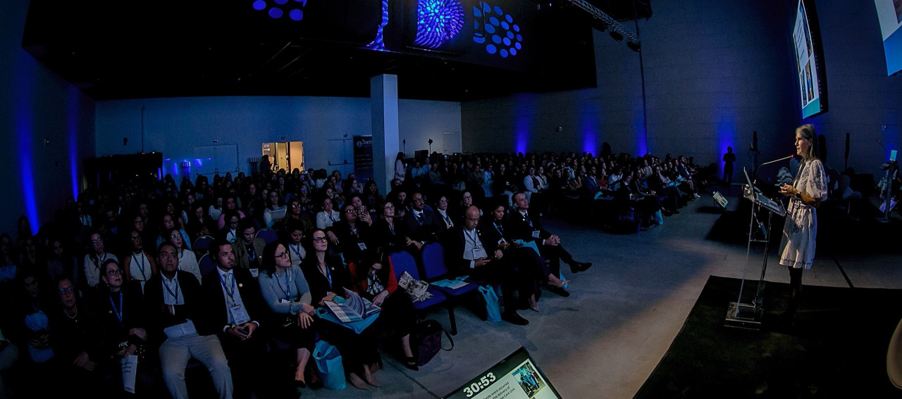 Pessoas sentadas em um auditório